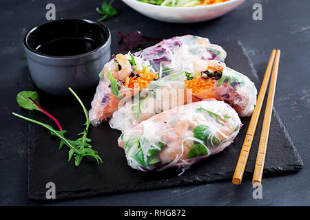 Vegetariano vietnamita involtini primavera con il piccante gamberi, gamberetti, la carota e il cetriolo, cavolo rosso e di riso a base di noodle. Frutti di mare. Il gustoso pasto. Spazio di copia Foto Stock