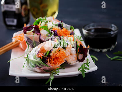 Vegetariano vietnamita involtini primavera con il piccante gamberi, gamberetti, la carota e il cetriolo, cavolo rosso e di riso a base di noodle. Frutti di mare. Il gustoso pasto. Spazio di copia Foto Stock