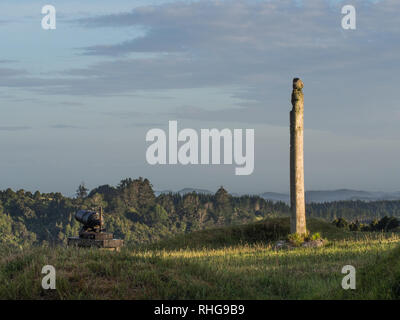 Pou whenua intagliata in legno post e rotto il cannone, tumuli e incavi rimane di fortificazione dei terrapieni, Ruapekpeka, Northland e Nuova Zelanda Foto Stock