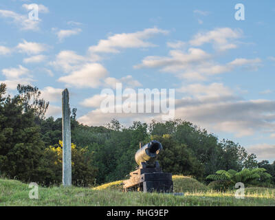 Pou whenua intagliata in legno post e rotto il cannone, tumuli e incavi rimane di fortificazione dei terrapieni, Ruapekpeka, Northland e Nuova Zelanda Foto Stock