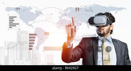 Vivendo la realtà virtuale come nuovo concetto di tecnologie per il business. I supporti misti Foto Stock