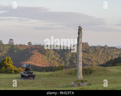 Pou whenua intagliata in legno post e rotto il cannone, tumuli e incavi rimane di fortificazione dei terrapieni, Ruapekpeka, Northland e Nuova Zelanda Foto Stock