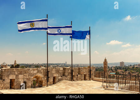 Bandiere di Israele e di Gerusalemme sventola sul tetto della cittadella di pareti come la torre di Davide su sfondo in Israele. Foto Stock
