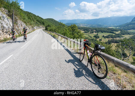 Escursioni in bicicletta verso Combe Laval gorge road, Saint-Laurent-en-Royans, Francia Foto Stock