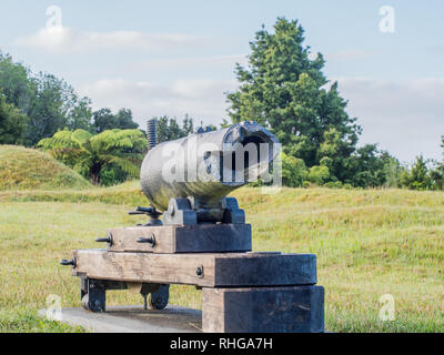 18 pound carronade infranta da British palla di cannone, tumuli e incavi rimane di fortificazione dei terrapieni, Ruapekpeka, Northland e Nuova Zelanda Foto Stock