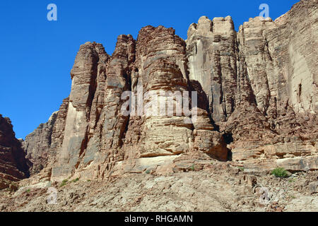 Le formazioni rocciose di Lawrence della primavera nel deserto a Wadi Rum. L'area protetta elencati come patrimonio mondiale dall' UNESCO, Giordania Foto Stock