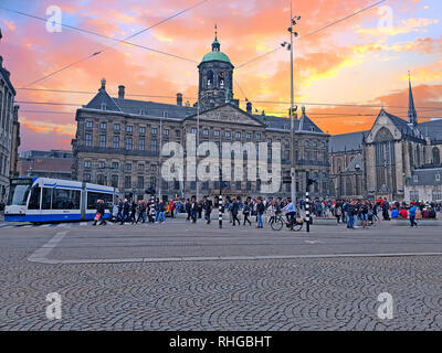 AMSTERDAM, Paesi Bassi - 9 Aprile 2018: turisti sulla piazza Dam in Amsterdam Paesi Bassi al tramonto Foto Stock