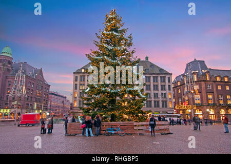 Amsterdam al tempo di Natale in piazza Dam nei Paesi Bassi al tramonto Foto Stock