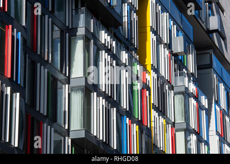 Vetro colorato edificio di architettura di Sir Simon Milton Square. Victoria, Londra, Inghilterra Foto Stock