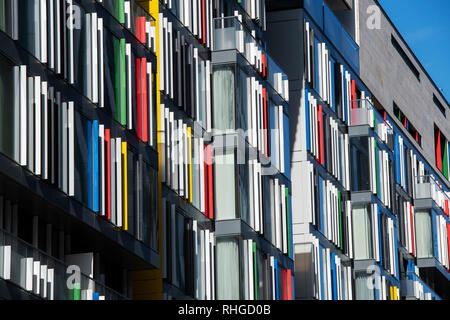 Vetro colorato edificio di architettura di Sir Simon Milton Square. Victoria, Londra, Inghilterra Foto Stock