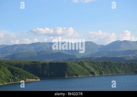 Esclude Debarsko Lago in Macedonia, con le montagne sullo sfondo. Foto Stock