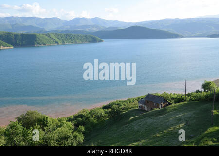 Esclude Debarsko Lago in Macedonia, con le montagne sullo sfondo. Foto Stock