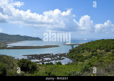 Costa vicino Ali Pasha - castello fortezza sul mare isola. Buthrotum, Albania. Foto Stock