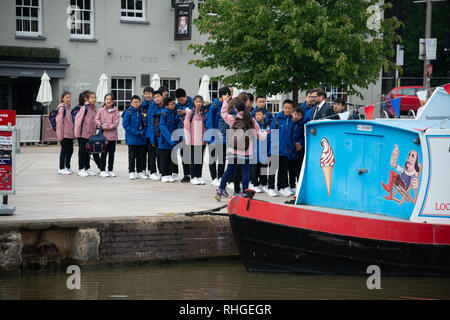 Stratford upon Avon Warwickshire England Regno Unito 24 maggio 2018 Linea di studenti cinesi in coda fino a comprare gelati nel Regno Unito Foto Stock