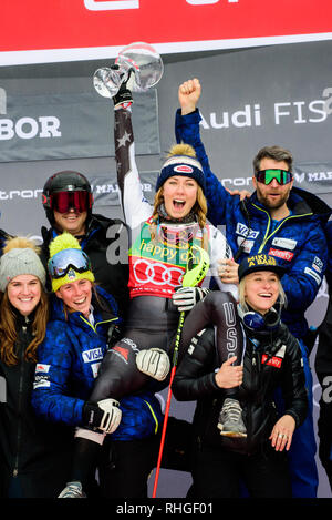 Maribor, Slovenia. 02Feb, 2019. Mikaela Shiffrin degli Stati Uniti d'America e il suo team sul podio per celebrare la sua vittoria su Audi FIS Coppa del Mondo di Sci Alpino Slalom speciale femminile Golden Fox su Februrary 2, 2019 a Maribor, Slovenia. Credito: Rok Rakun/Pacific Press/Alamy Live News Foto Stock