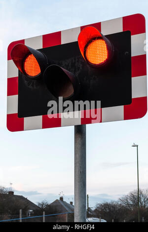 Spie rosse per un incrocio ferroviario nel Regno Unito Foto Stock