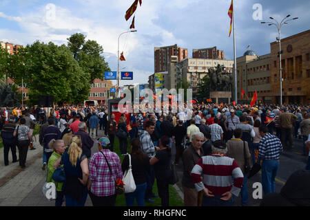 Skopje, Macedonia - Maggio 2017: folla macedone proteste contro la nuova coalizione di governo. Skopje, Macedonia. Foto Stock