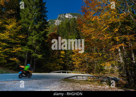 Nationalpark Triglav, Tolmin, Goriska, Slowenien, Europa, ottobre 2018, motociclo in autumnal colorato parco nazionale Foto Stock