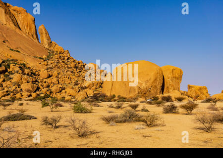 Spitzkoppe, Namibia - 24 Maggio 2017: il campeggio con un 4x4 (auto Toyota Hilux) e roof top tenda. roadtrip Foto Stock