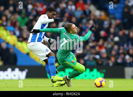 Brighton & Hove Albion di Yves Bissouma (sinistra) sfide Watford's Gerard Deulofeu durante il match di Premier League al AMEX Stadium, Brighton. Foto Stock