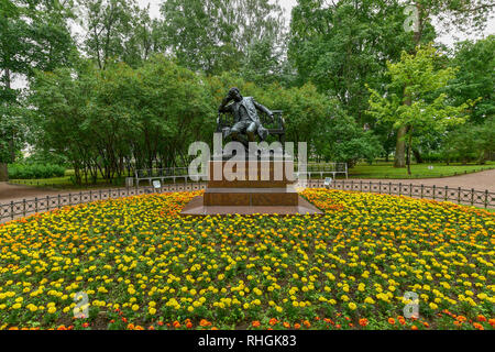 Monumento a Alexander Pushkin dallo scultore Robert Bach (1900) a Carskoe Selo (Pushkin), il quartiere di San Pietroburgo, Russia. Foto Stock