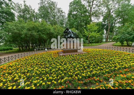 Monumento a Alexander Pushkin dallo scultore Robert Bach (1900) a Carskoe Selo (Pushkin), il quartiere di San Pietroburgo, Russia. Foto Stock