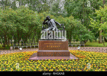 Monumento a Alexander Pushkin dallo scultore Robert Bach (1900) a Carskoe Selo (Pushkin), il quartiere di San Pietroburgo, Russia. Foto Stock