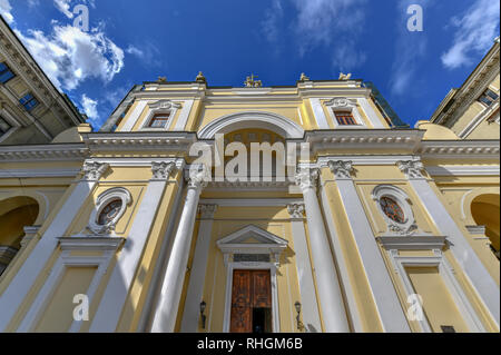 La Chiesa cattolica di Santa Caterina con il monumentale portale ad arco sul self-colonne di sostegno, situato in Nevsky Prospekt, San Pietroburgo, Russia. Foto Stock