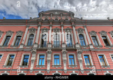 San Pietroburgo, Russia - Luglio 3, 2018: Beloselsky-Belozersky palazzo in stile russo di neo-barocco. Le figure di atlanti scolpiti sulla facciata della build Foto Stock