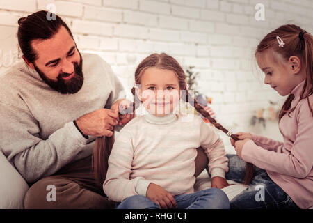Allegro carino felice ragazza sorridente a voi Foto Stock