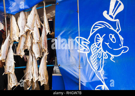 Pesci secchi appesi nelle cabine di un mercato del pesce e di surimi sul molo di Ostenda, Belgio Foto Stock