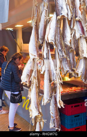 Pesci secchi appesi nelle cabine di un mercato del pesce e di surimi sul molo di Ostenda, Belgio Foto Stock