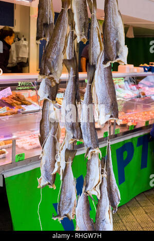 Pesci secchi appesi nelle cabine di un mercato del pesce e di surimi sul molo di Ostenda, Belgio Foto Stock