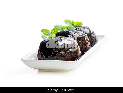 Sticky budino di cioccolato isolato su bianco Foto Stock