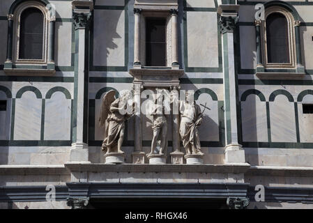 Statue sopra le porte Est (le porte del paradiso) del Battistero di Firenze, Toscana, Italia Foto Stock