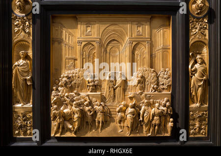 La dorata Porta del Paradiso (i cancelli del paradiso), il Battistero di Firenze, Toscana, Italia Foto Stock