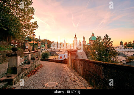 Bella vista al tramonto del duomo di Salisburgo (Dom zu Salzburg) a piazza Residenzplatz in estate a Salisburgo Salzburger Land, Austria. Foto Stock