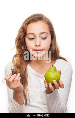 Ragazza giovane scegliendo tra frutta e cioccolata isolati su sfondo bianco Foto Stock