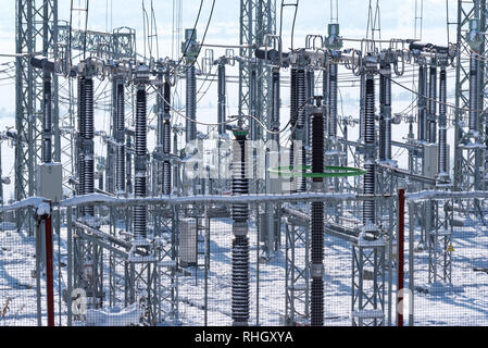 Sottostazione elettrica in inverno. Foto Stock