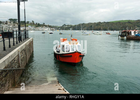 Il Polruan traghetti passeggeri, Lady Jean, arrivando a Polruan Quay da Fowey che è visibile in background di fronte fiume Fowey. Foto Stock