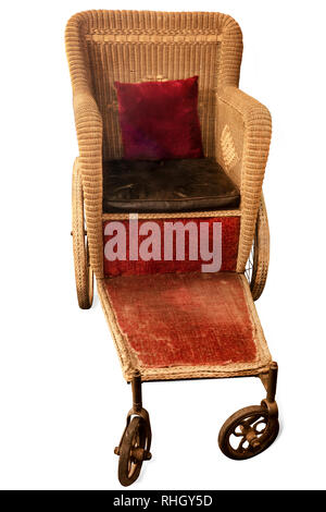Antiquariato sedia a rotelle di cortesia su sfondo bianco con tracciato di ritaglio Foto Stock