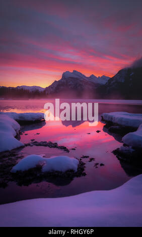 Una bellissima alba in Banff, Canada. Situato a Laghi Vermillion con Mt Rundle sovrasta. Foto Stock