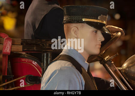Fireman in camion dei pompieri. 1917 fire motore realizzato dalla Oldsmobile. Era in un garage e restaurato circa 5 anni fa. Esso è stato portato a Durango da tr Foto Stock