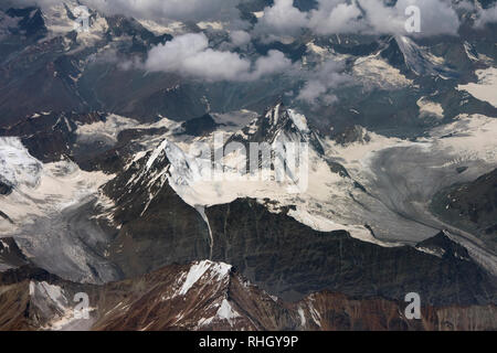 Picchi di montagna della catena dell Himalaya, nuvole, immagine da un aeroplano. Foto Stock