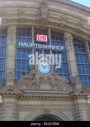 L'attraente facciata del 19th secolo dell'entrata principale alla Frankfurt Hauptbahnhof (stazione centrale di Francoforte). Foto Stock