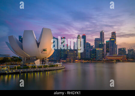 Singapore, Singapore - 10 agosto 2018: skyline di Singapore dalla marina bay Foto Stock