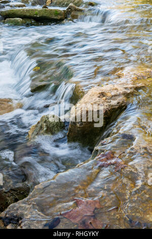 Più belle cascate e curiosità naturali può essere trovato lungo il sentiero escursionistico a San Edward Park nel centro di Austin, Texas Foto Stock