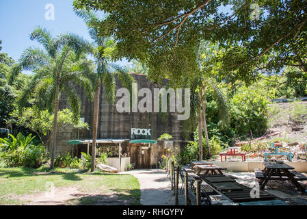 Darwin, Northern Territory, Australia-October 27,2017: Il centro di roccia indoor palestra di arrampicata in vecchio WWII serbatoio olio a Darwin, in Australia Foto Stock