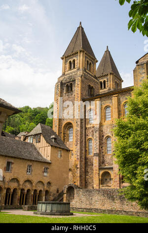 La chiesa abbaziale di San Foy in conques Francia. L'abbazia è stato un importante punto di sosta per i pellegrini a Santiago de Compostela a piedi. Foto Stock