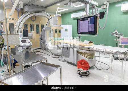 Sottrazione digitale Camera angiografia, DSA lab, in sala operatoria con raggi X di scansione medico in ospedale. Foto Stock